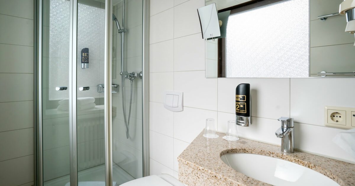 Hotel_Europaeischer_Hof_Doppel_Standard_City_Badezimmer_4 Badezimmer mit Dusche, WC und Waschbecken in einem Doppelzimmer im Europäischen Hof in München