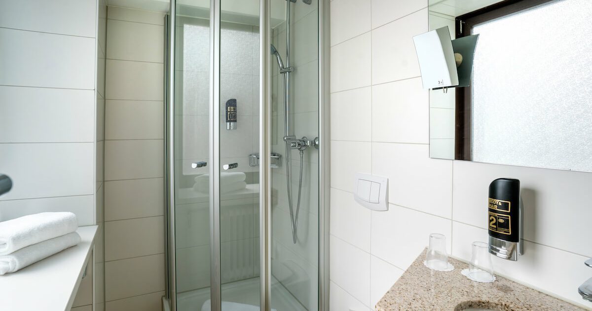 Hotel_Europaeischer_Hof_Doppel_Standard_City_Badezimmer_6 Eine Dusche in einem Badezimmer in einem günstigen Doppelzimmer in München