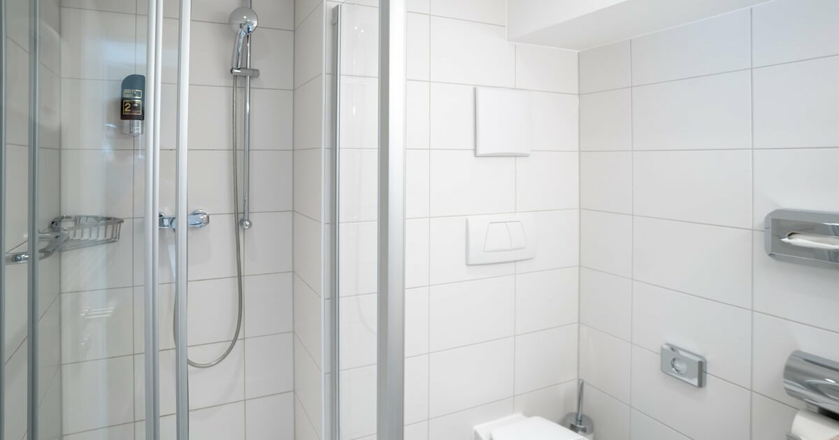 Dusche und Toilette im Badezimmer in einem günstigen Einzelzimmer in München