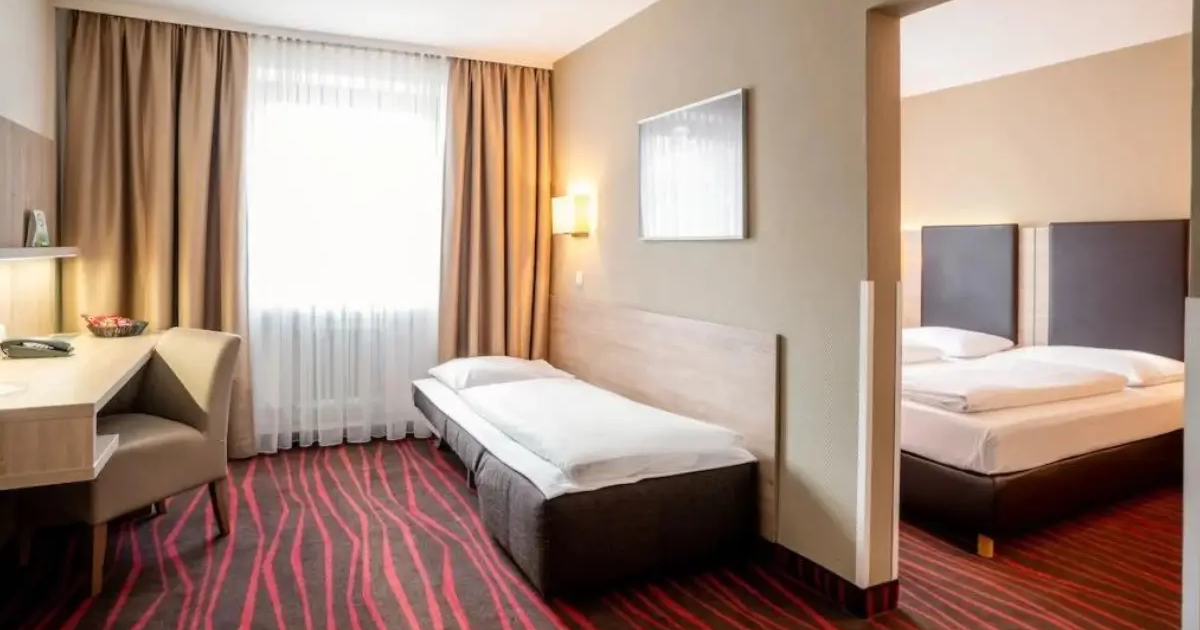 Modernes, helles und günstiges Dreibettzimmer in München mit einem Doppelbett und einem abgetrennten Einzelbett - übernachten im Hotel München Hauptbahnhof