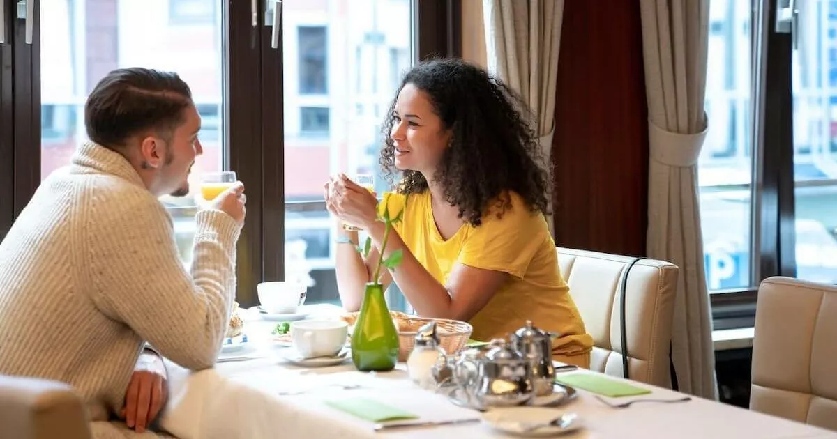 Frühstück im Hotel Hauptbahnhof München | Hotel Europäischer Hof Glückliches Paar frühstückt im Hotel am reichlich gedeckten Tisch