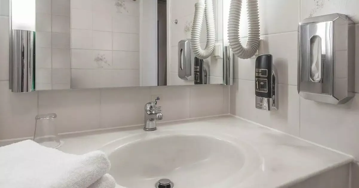 Modernes Badezimmer im Doppelzimmer Urban Smart im Hotel Europäischer Hof München