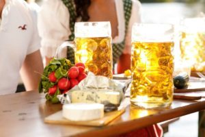 Brotzeit im Biergarten München