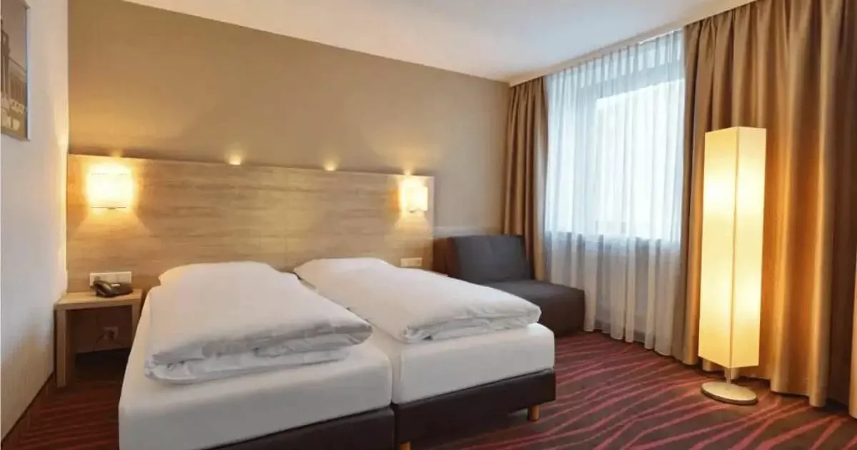 Geräumiges und helles Dreibettzimmer im Hotel Europäischer Hof München mit moderner Ausstattung und drei komfortablen Betten