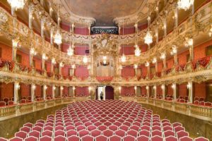 Cuvilliestheater Zuschauerraum, © München Tourismus, Vittorio Sciosia Zuschauerraum mit roten Stühlen nahe unserem Hotel in der Innenstadt Münchens