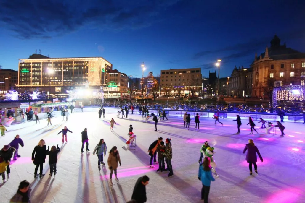 Mehrere Personen beim Eislaufen auf dem Karlsplatz in München