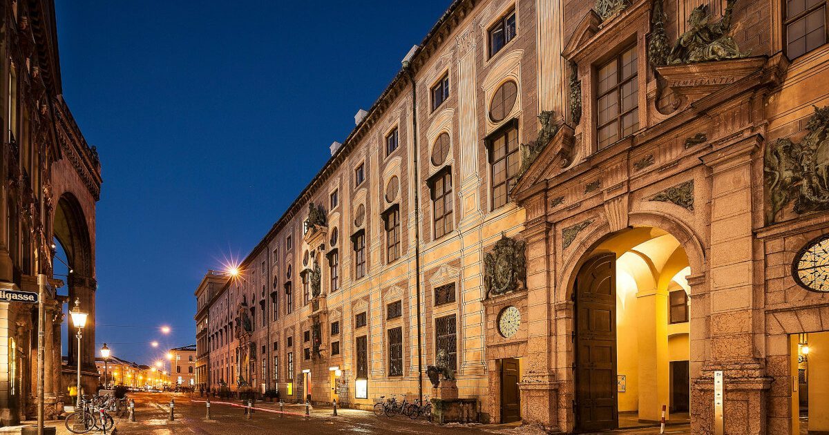 Fassade der Residenz, Ludwigsvorstadt mit St. Paul Luftaufnahme © München Tourismus Redline Enterprises Außenaufnahme bei Nacht der Residenz in der Nähe unseres Hotels in der Innenstadt Münchens