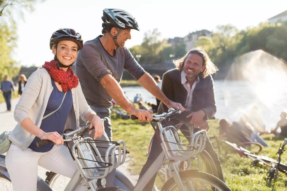 Freunde beim Fahrradfahren an der Isar in München