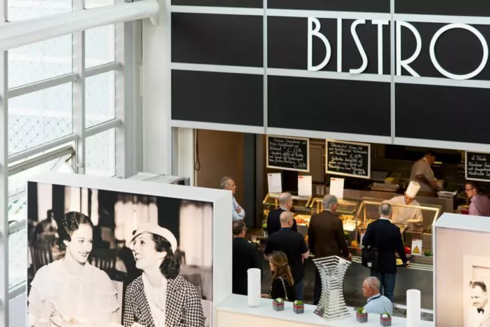 Bistro Bereich des Ausstellungsortes MOC als einfach erreichbares Ziel von unserem Hotel für Messen in München