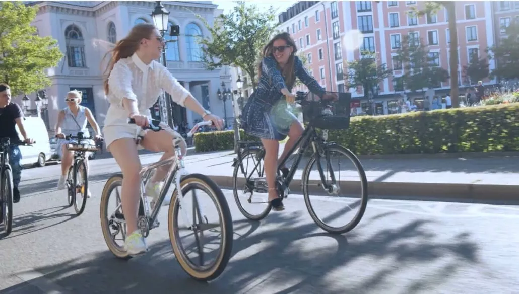 Fahrradfahren in München. Glückliche Menschen auf dem Fahrrad in Münchens Innenstadt