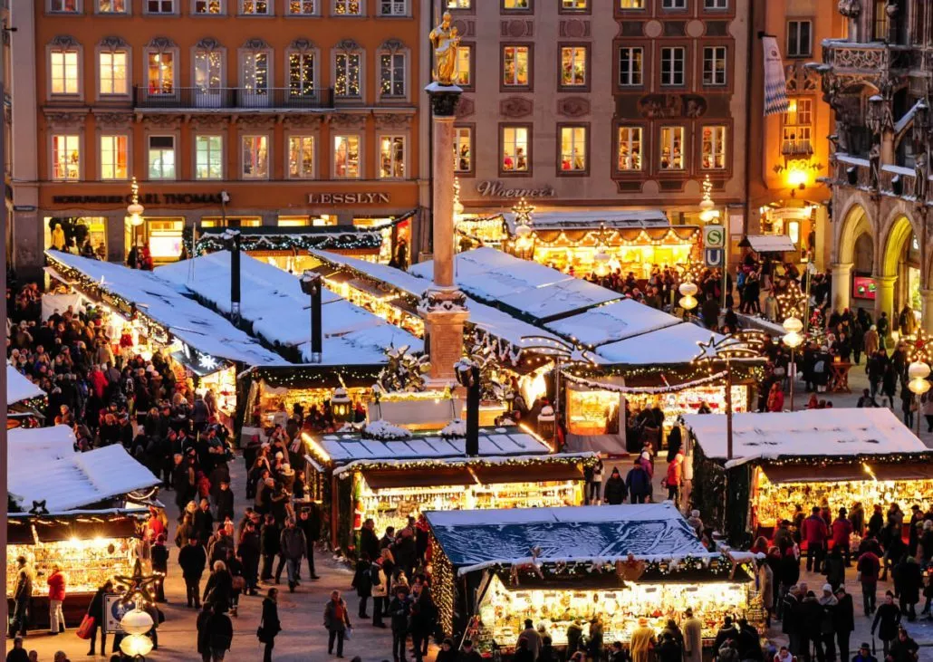 Luftaufnahme des Christkindlmarktes auf dem Marienplatz in München