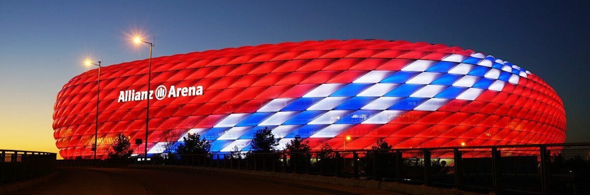 Rot, weiß, blau beleuchtete Allianz Arena in München