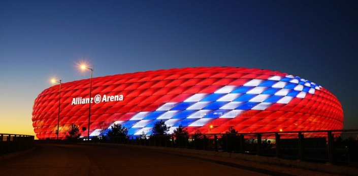 Rot, weiß, blau beleuchtete Allianz Arena in München