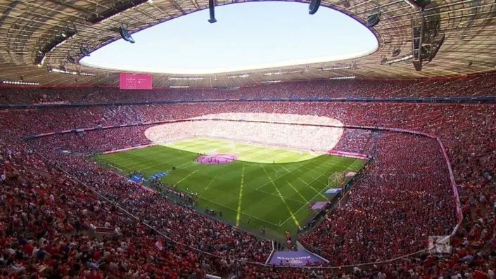 Voll besetzte Allianz Arena zu Beginn eines Fußballspieles