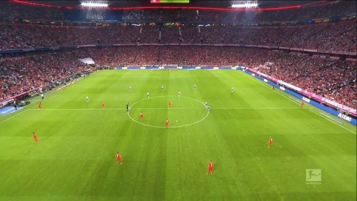 Sicht auf das Spielfeld in der voll besetzten Allianz Arena in München während eines Fußballspieles