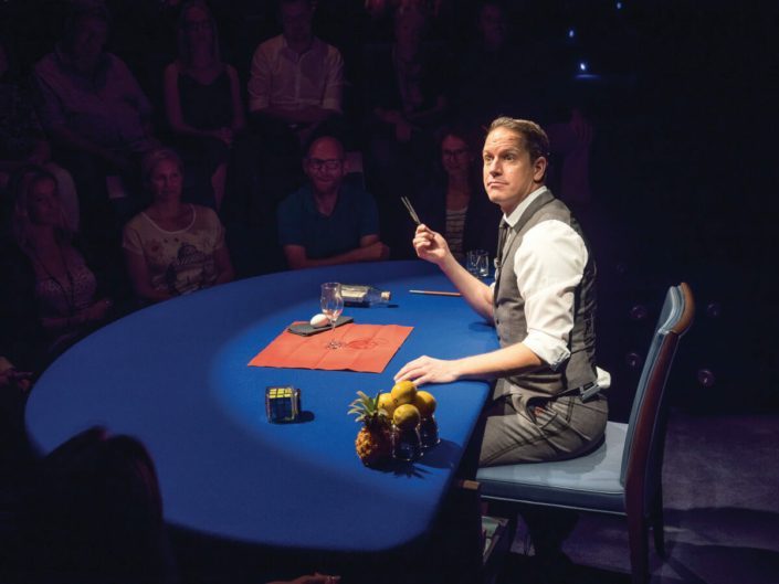 TMT_AlexanderKrist_1 Table Magic Theater Alexander Krist bei einem Zaubertrick