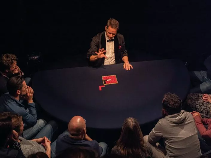 Table Magic Theater Alexander Krist bei einem Zaubertrick