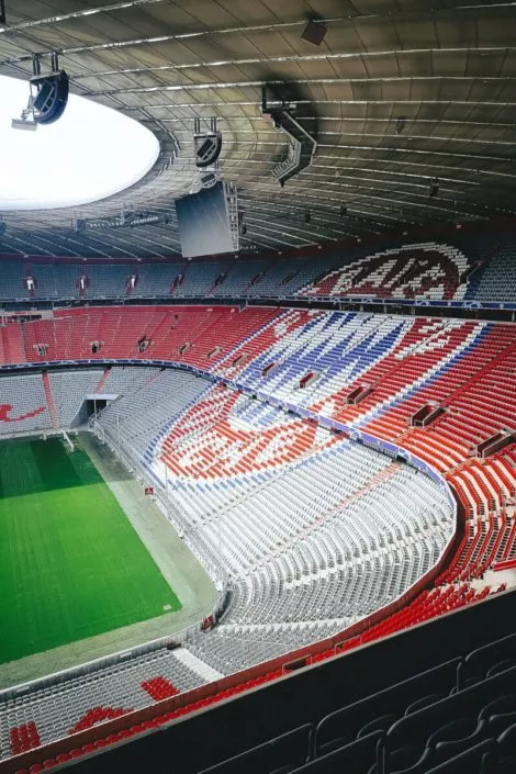 Teil des Innenbereichs der Allianz Arena in München mit dem Logo des FC Bayern Münchens