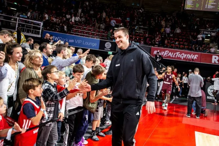 Die Spieler des FCB Basketball berüßen die Zuschauer