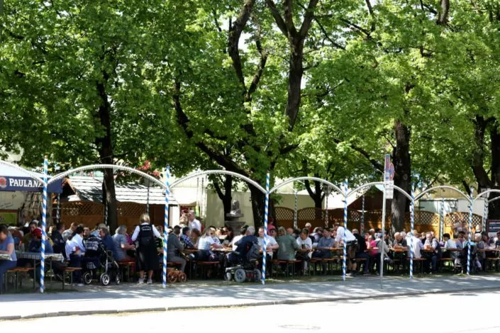 Ein voll besetzter Biergarten mit Bedienungen