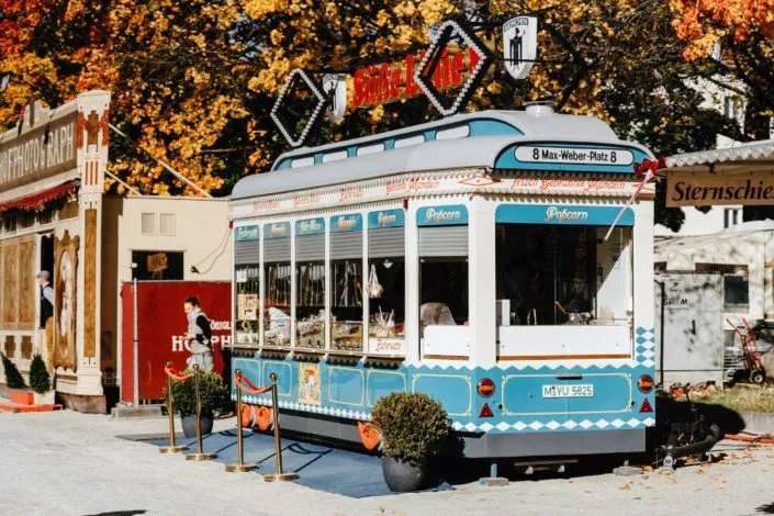 Süßwarenverkauf in einem alten ausgebauten hellblauen Bus