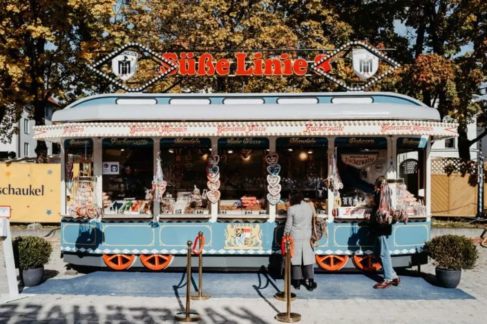 Blauer ausgebauter Bus als Süßwarenstand