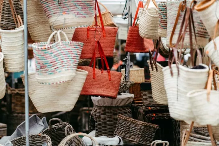 Taschen hängend an einem Einkaufsstand im Freien