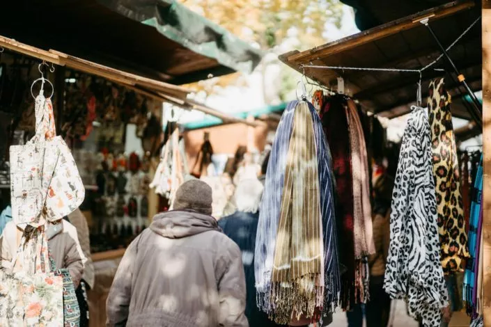 Bunte Tücher auf der Auer Dult in München, traditioneller Markt mit handgefertigten Waren