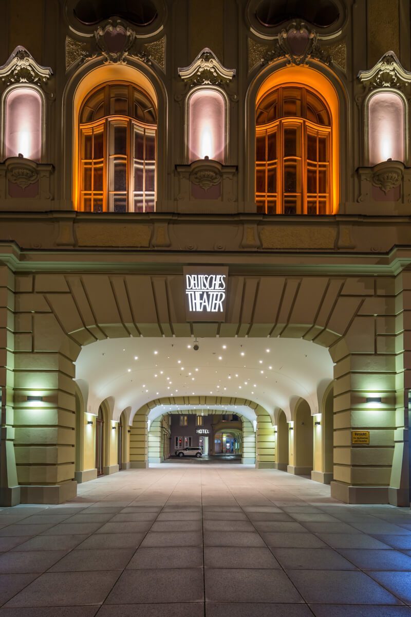 Deutsches Theater München - Torbogen bei Nacht