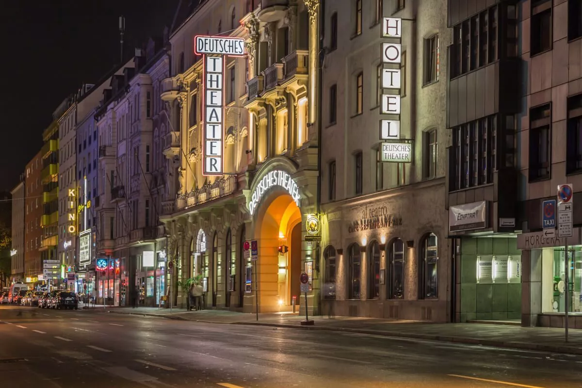 Deutsches Theater München - Fassade bei Nacht