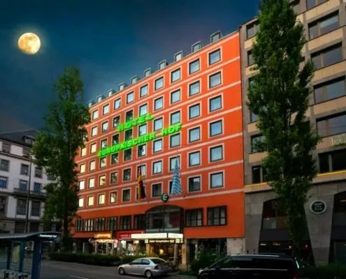 Blick auf das Innenstadt Hotel Europäischer Hof München im Zentrum vom Hauptbahnhof aus bei Nacht