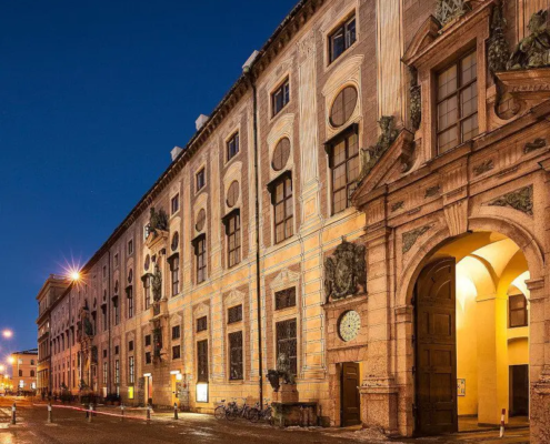 Außenaufnahme bei Nacht der Residenz in der Nähe unseres Hotels in der Innenstadt Münchens