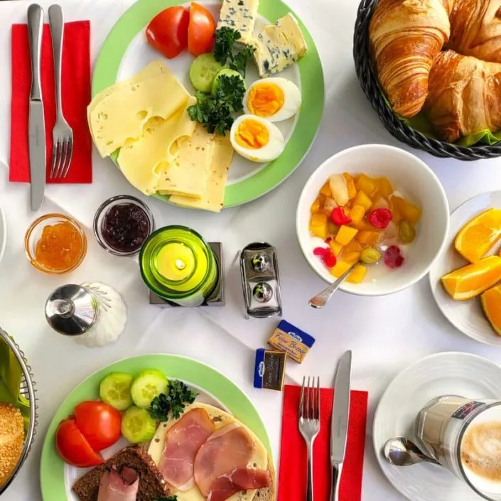 Frühstück im Innenstadt Hotel am Hauptbahnhof München. Kaffee, Brötchen, Gemüse, Obstsalat