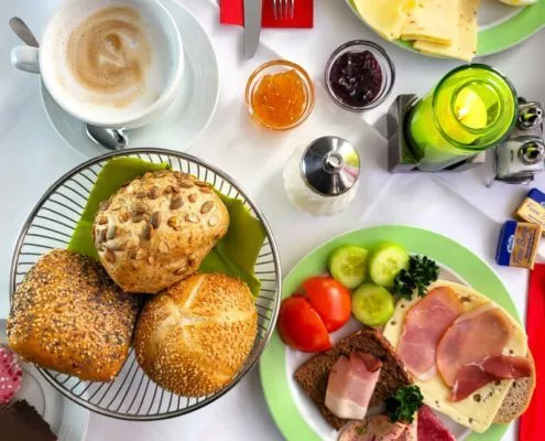 Frühstück im Innenstadt Hotel am Hauptbahnhof München. Kaffee, Brötchen, Gemüse, Müsli