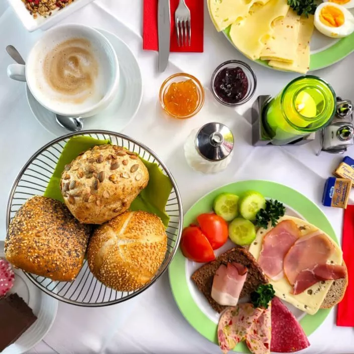 Frühstück im Innenstadt Hotel am Hauptbahnhof München. Kaffee, Brötchen, Gemüse, Müsli