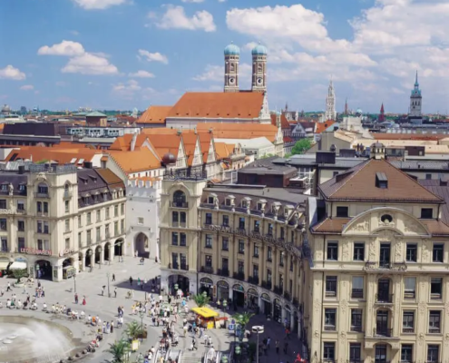 Luftaufnahme des Karlsplatz mit der Frauenkirche im Hintergrund nahe unserem Hotel in der Innenstadt München