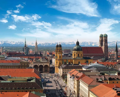 Blick auf Münchens Innenstadt mit den Alpen