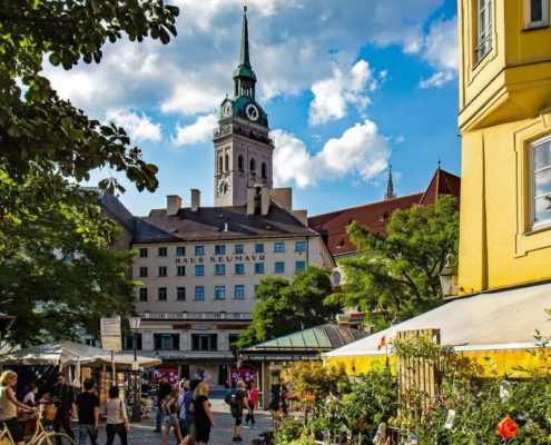 Blumenstand auf dem belebten Viktualienmarkt in der Nähe unseres Hotels in der Innenstadt Münchens