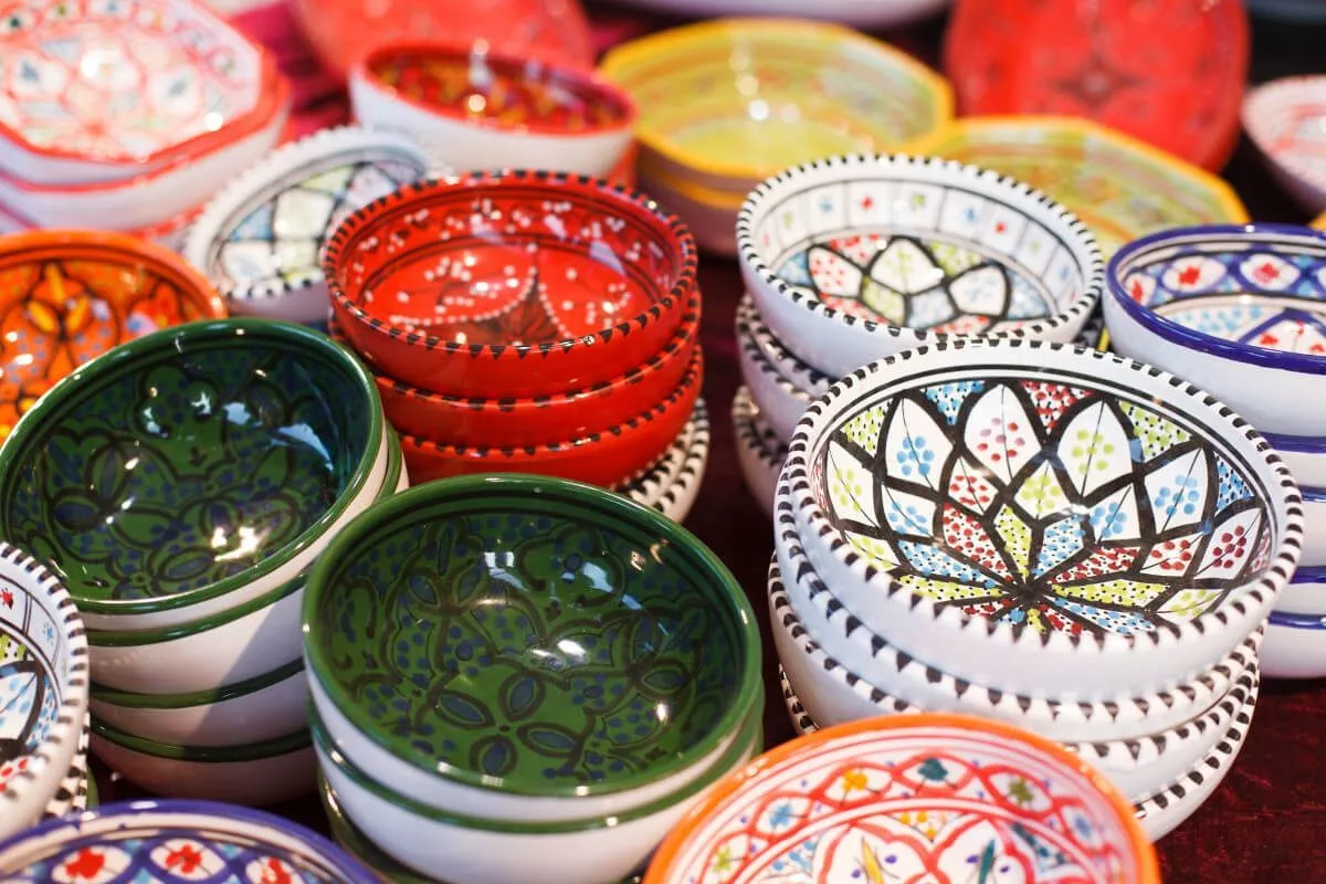 Bunte Schalen auf dem Tollwood