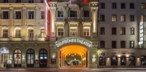 Deutsches Theater München - Torbogen bei Nacht