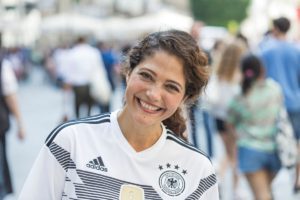 Lachende Frau im Deutschland DFB Nationaltrikot