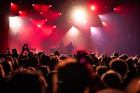 ingmarwein-festival-sommer-tollwood-muenchen-01-72rgb Tollwood Sommerfestival Musik Arena mit tanzenen Besuchern und roten Lichteffekten