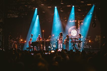 tw-so23-ma-jacob-collier-c-alexander-scharf-7-72rgb Tollwood Sommerfestival Musik Arena mit einer Band auf der Bühne, die von Strahlern angestarhlt wird