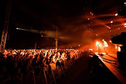 twso23-fo-sportis2-c-alexander-scharf-72rgb Feiernde und glückliche Konzertbesucher in der Tollwood Sommerfestival Musik Arena