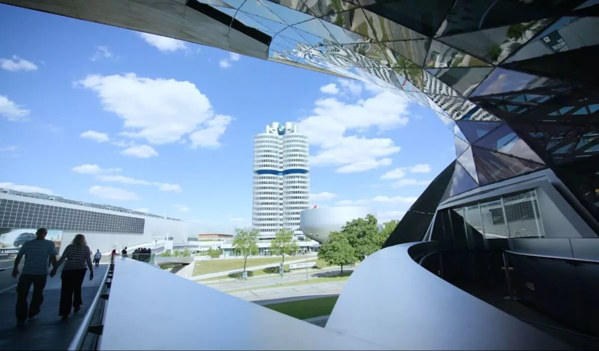 Blick auf die BMW ZEntrale von der BMW Welt München