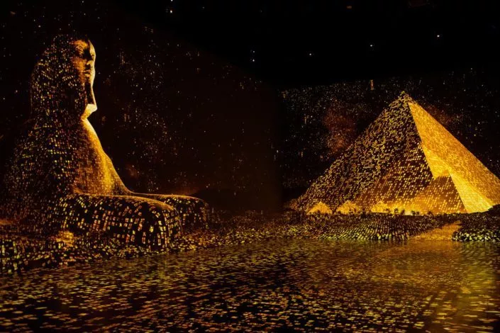 Lichtprojetkion vom Tal der Könige mit Pyramide und Sphinx | TUTANCHAMUN Ausstellung