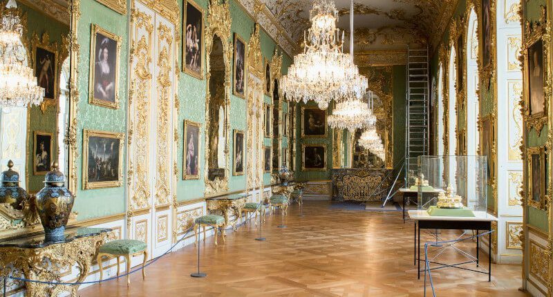 Residenz grüne Galerie, © München Tourismus, Anna-Lena Zintel Grüne Galeria in de Residnez München. Langer Saal mit hellgrüner Stofftapete, Gemälden und golden Ornamenten.