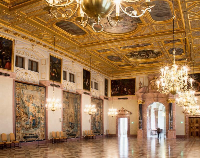 Risidenz Kaisersaal Kronleuchter, © München Tourismus, Anna-Lena Zintel Prunkvoller Kaisersaal der Residenz München mit kunstvollen Kronleuchtern, historischem Deckengemälde und prachtvoller Saalarchitektur